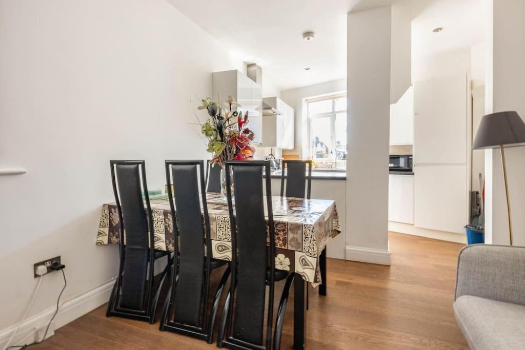Spacious 2 Bed 2 Bath Apartment With Free Parking For 2 Cars And Underground Station Zone 2 For Quick Access To Central London Up To 10 Guests Ngoại thất bức ảnh