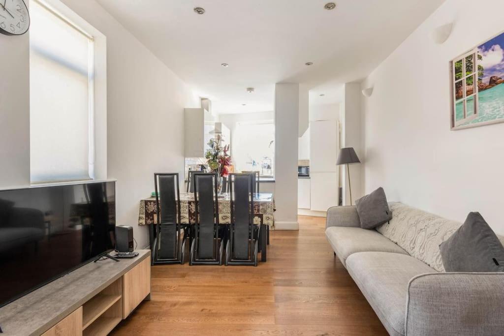 Spacious 2 Bed 2 Bath Apartment With Free Parking For 2 Cars And Underground Station Zone 2 For Quick Access To Central London Up To 10 Guests Ngoại thất bức ảnh