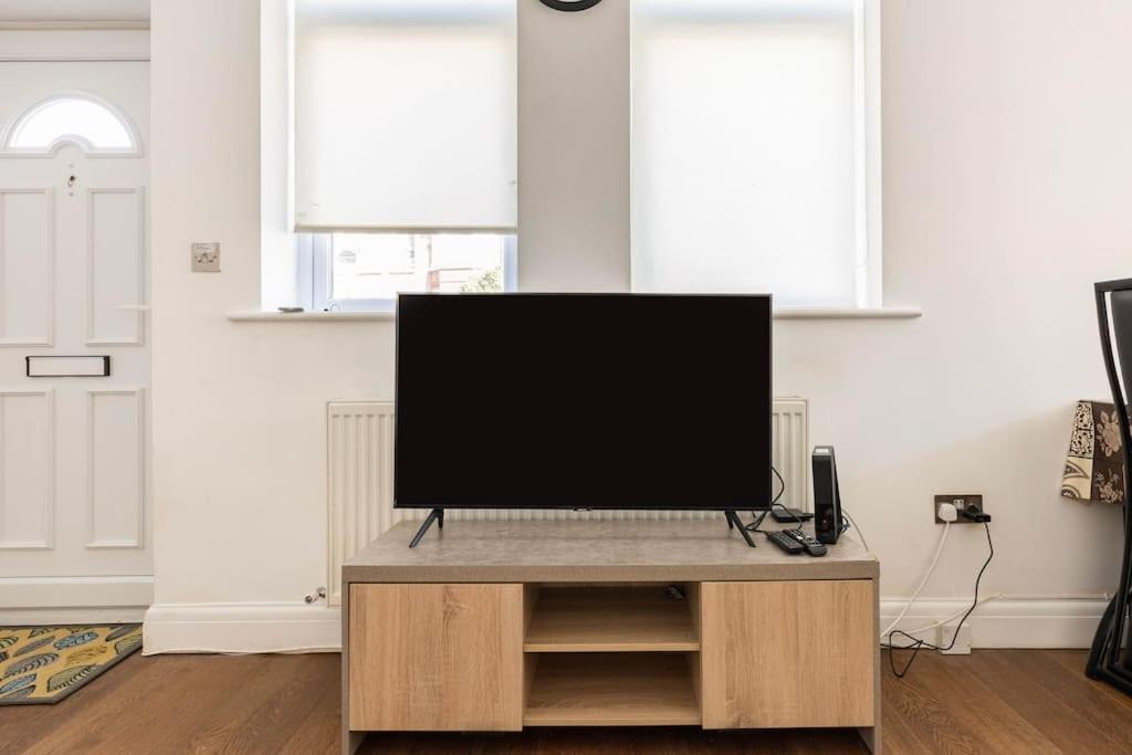 Spacious 2 Bed 2 Bath Apartment With Free Parking For 2 Cars And Underground Station Zone 2 For Quick Access To Central London Up To 10 Guests Ngoại thất bức ảnh