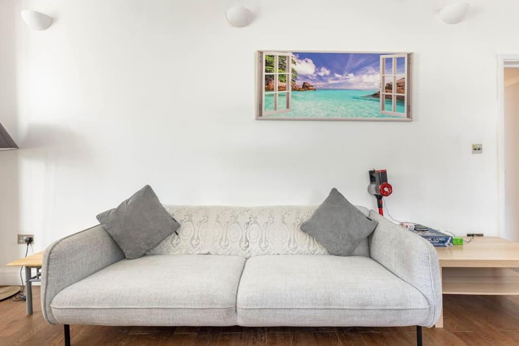 Spacious 2 Bed 2 Bath Apartment With Free Parking For 2 Cars And Underground Station Zone 2 For Quick Access To Central London Up To 10 Guests Ngoại thất bức ảnh