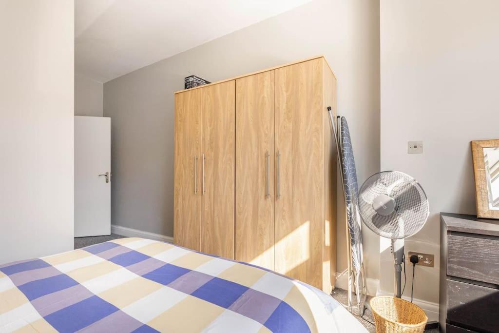 Spacious 2 Bed 2 Bath Apartment With Free Parking For 2 Cars And Underground Station Zone 2 For Quick Access To Central London Up To 10 Guests Ngoại thất bức ảnh