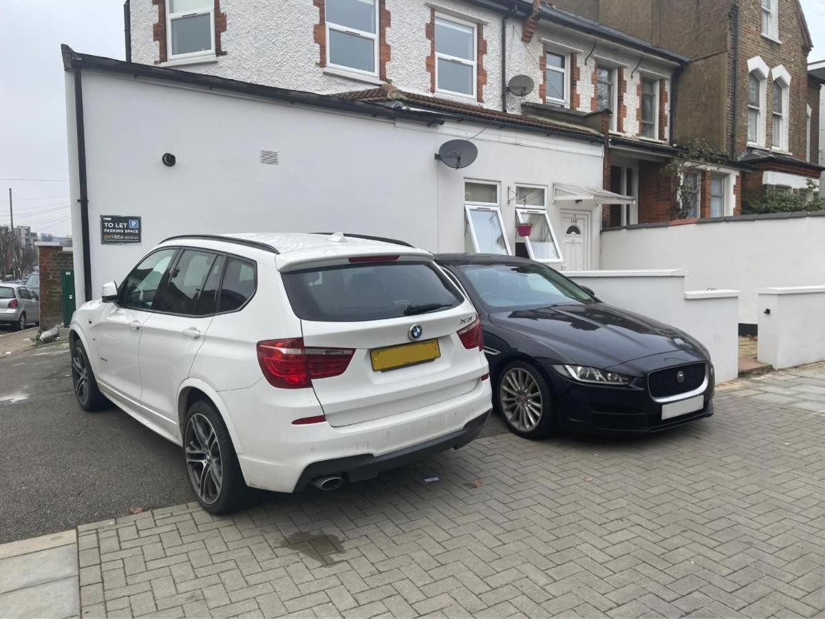 Spacious 2 Bed 2 Bath Apartment With Free Parking For 2 Cars And Underground Station Zone 2 For Quick Access To Central London Up To 10 Guests Ngoại thất bức ảnh