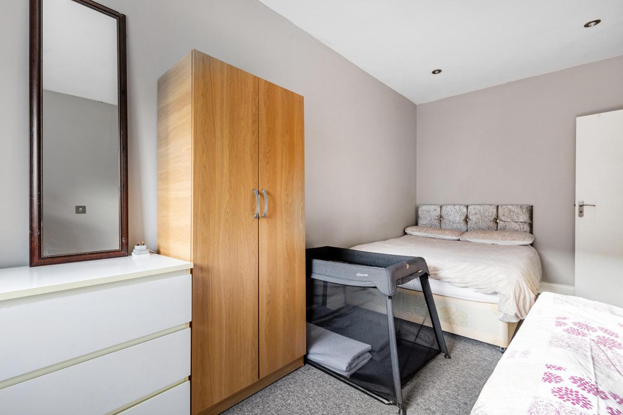 Spacious 2 Bed 2 Bath Apartment With Free Parking For 2 Cars And Underground Station Zone 2 For Quick Access To Central London Up To 10 Guests Ngoại thất bức ảnh