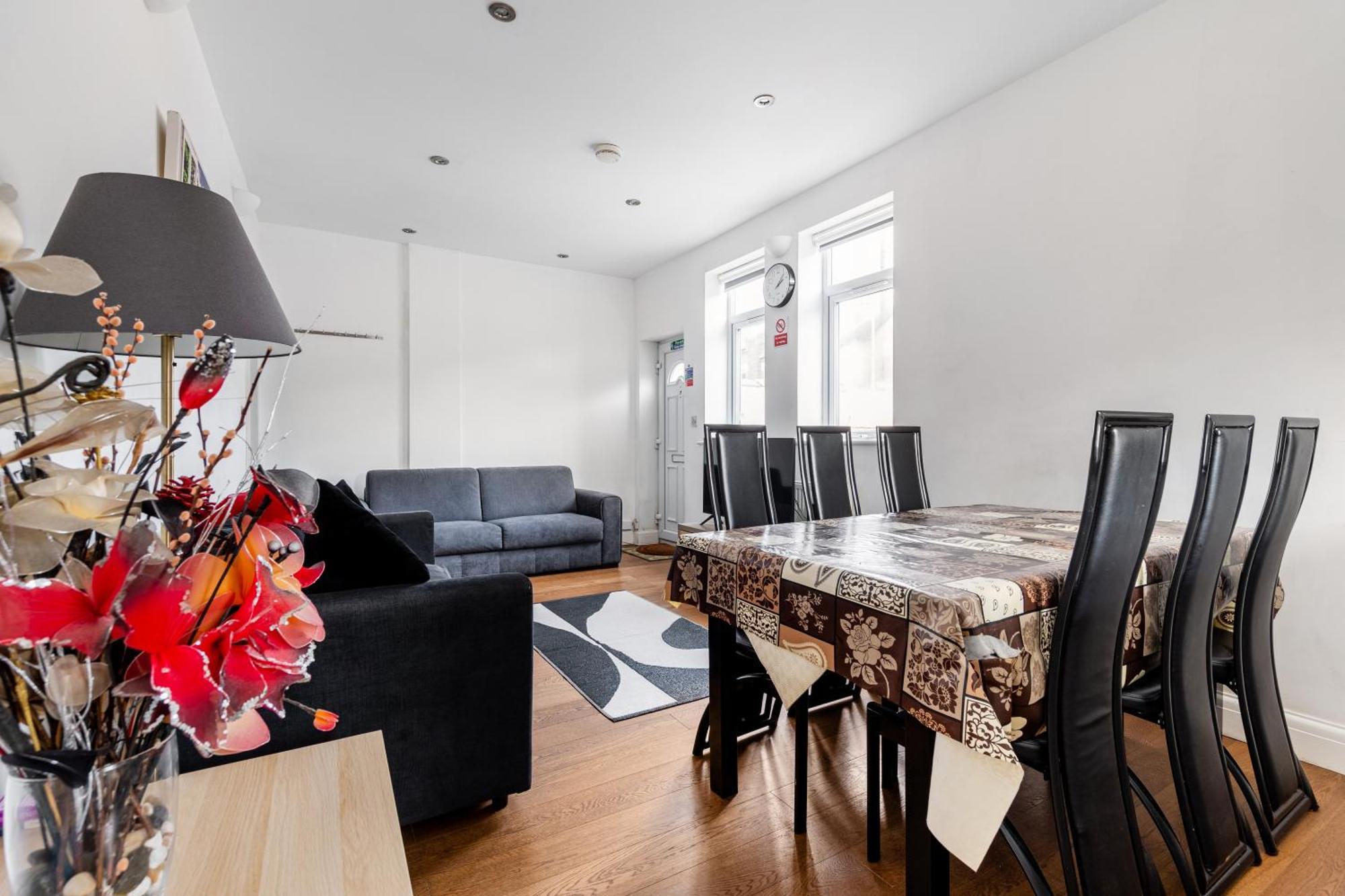 Spacious 2 Bed 2 Bath Apartment With Free Parking For 2 Cars And Underground Station Zone 2 For Quick Access To Central London Up To 10 Guests Ngoại thất bức ảnh