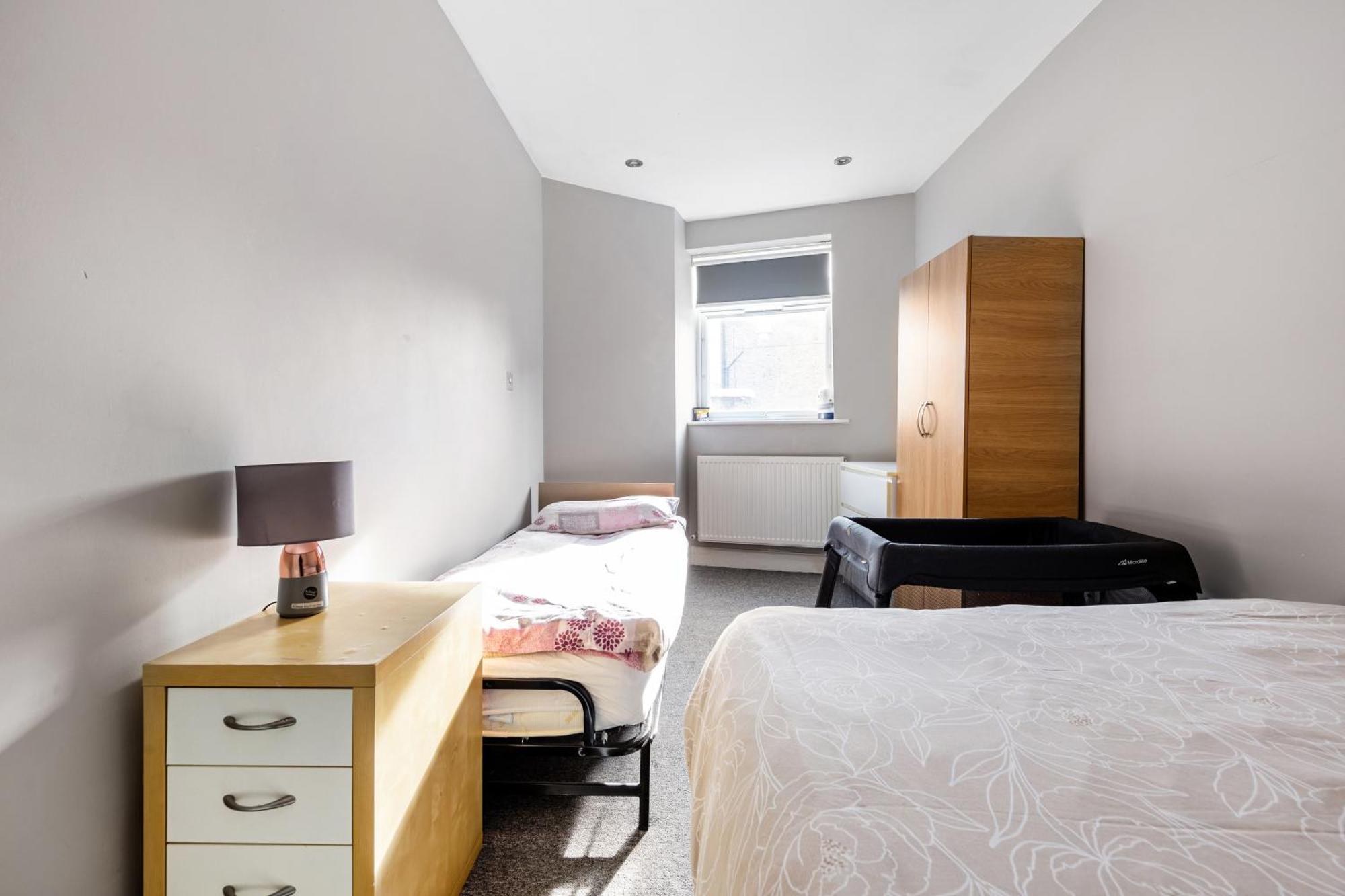 Spacious 2 Bed 2 Bath Apartment With Free Parking For 2 Cars And Underground Station Zone 2 For Quick Access To Central London Up To 10 Guests Ngoại thất bức ảnh