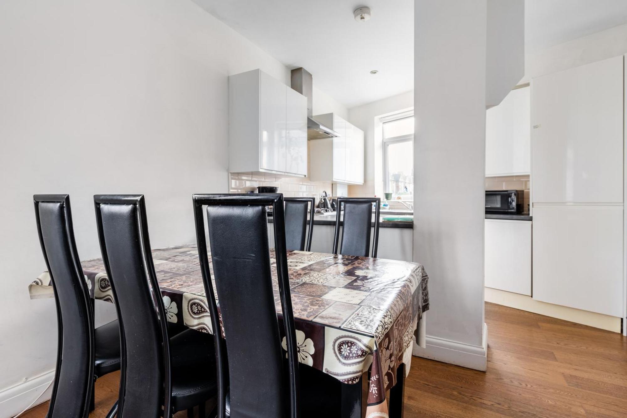 Spacious 2 Bed 2 Bath Apartment With Free Parking For 2 Cars And Underground Station Zone 2 For Quick Access To Central London Up To 10 Guests Ngoại thất bức ảnh