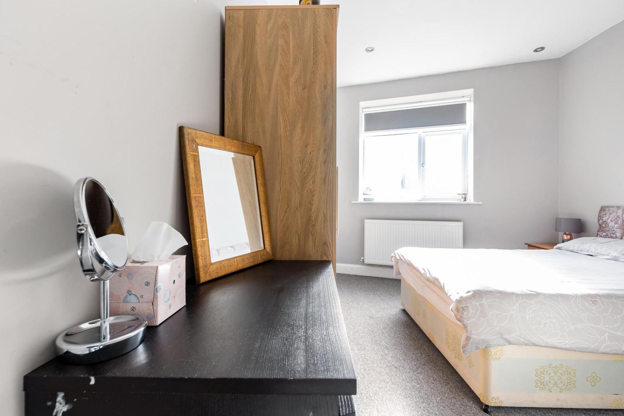 Spacious 2 Bed 2 Bath Apartment With Free Parking For 2 Cars And Underground Station Zone 2 For Quick Access To Central London Up To 10 Guests Ngoại thất bức ảnh