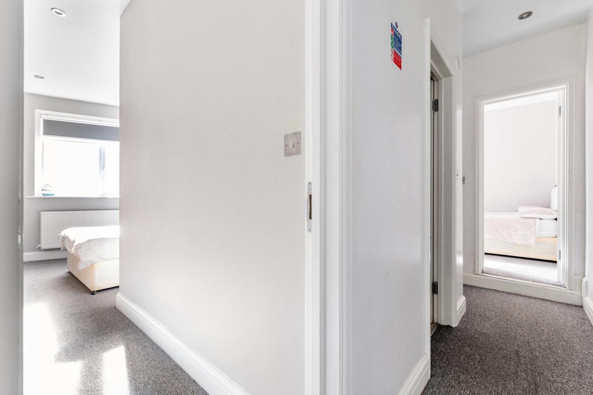 Spacious 2 Bed 2 Bath Apartment With Free Parking For 2 Cars And Underground Station Zone 2 For Quick Access To Central London Up To 10 Guests Ngoại thất bức ảnh