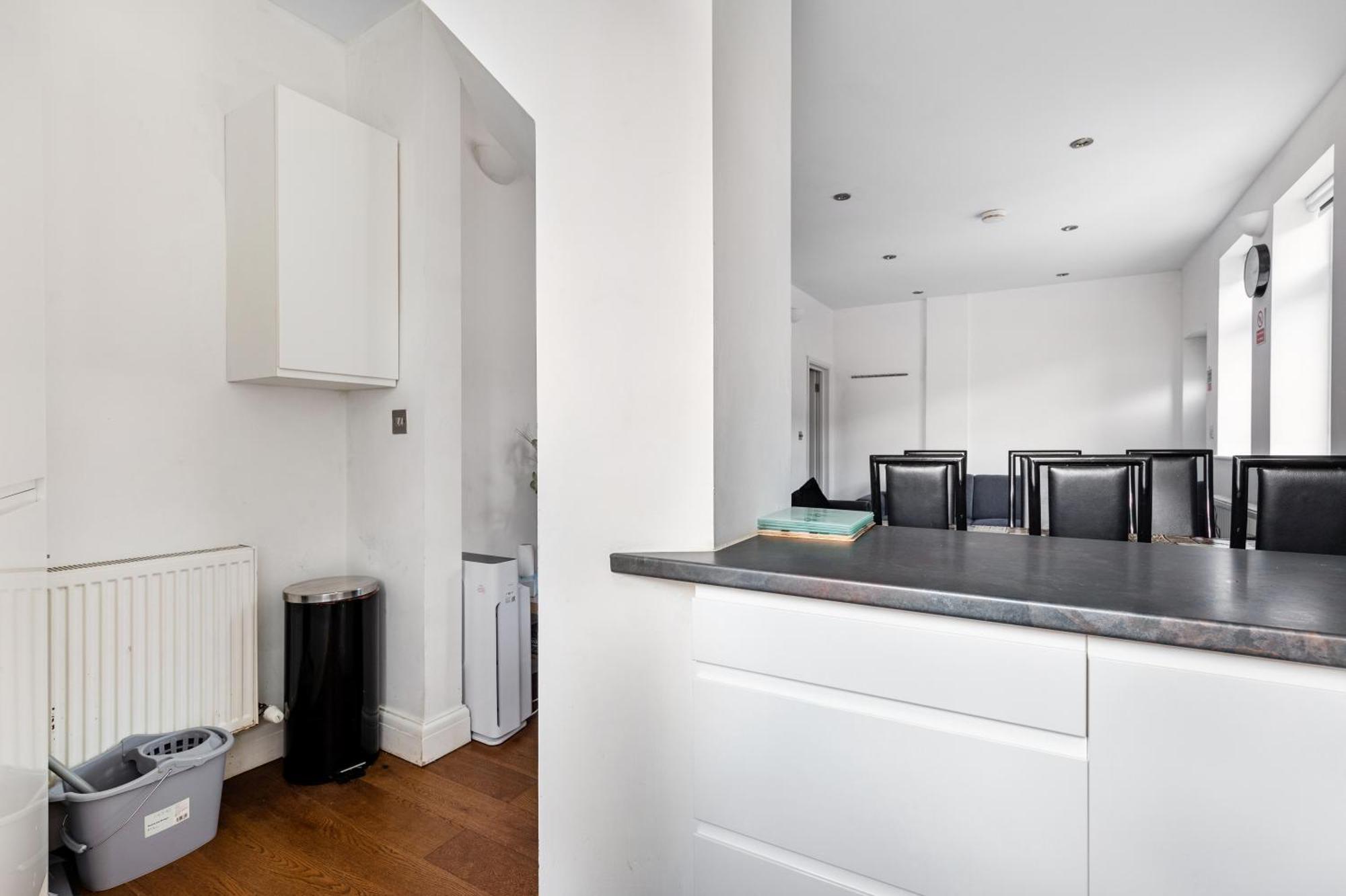 Spacious 2 Bed 2 Bath Apartment With Free Parking For 2 Cars And Underground Station Zone 2 For Quick Access To Central London Up To 10 Guests Ngoại thất bức ảnh