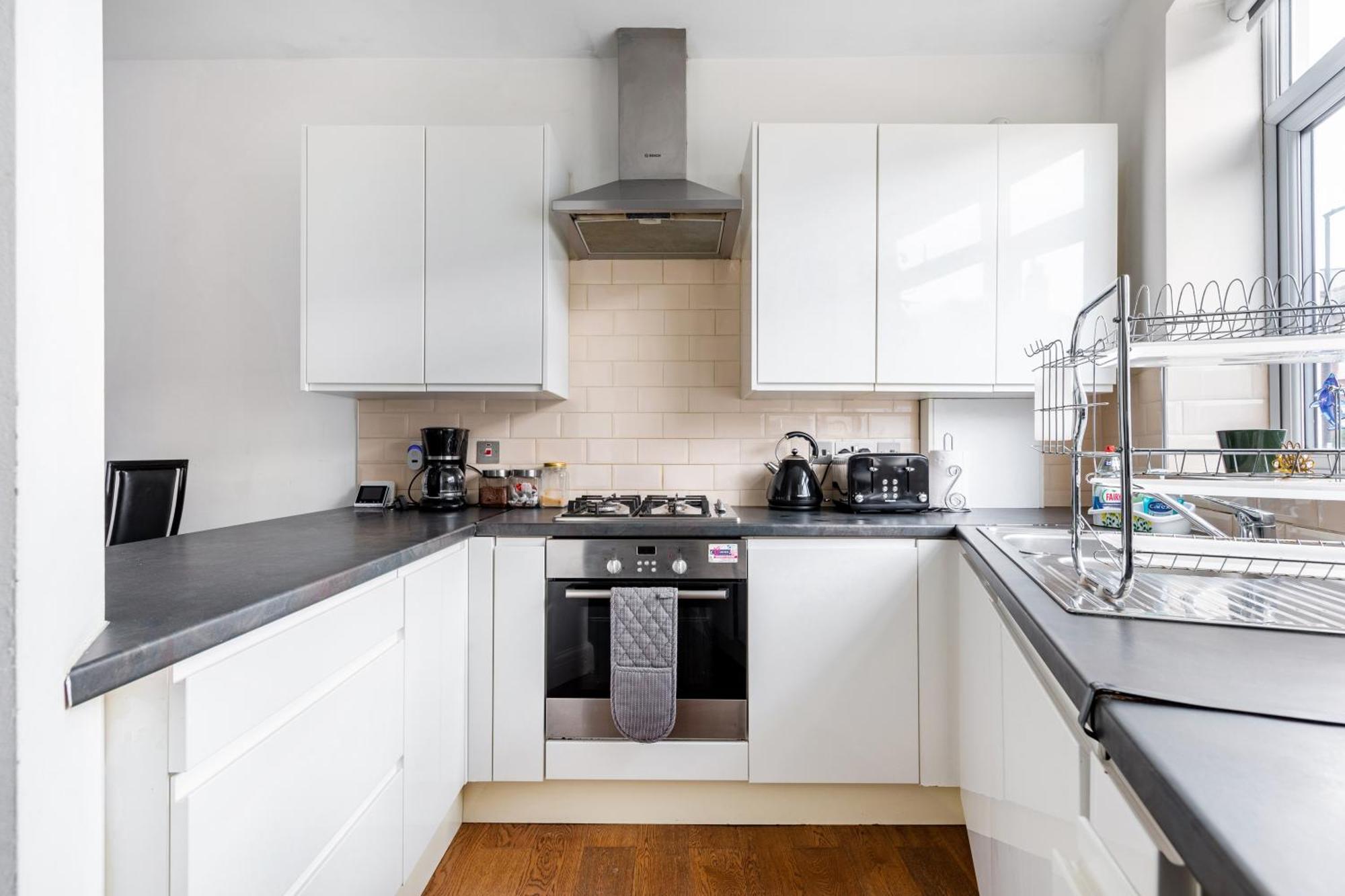 Spacious 2 Bed 2 Bath Apartment With Free Parking For 2 Cars And Underground Station Zone 2 For Quick Access To Central London Up To 10 Guests Ngoại thất bức ảnh
