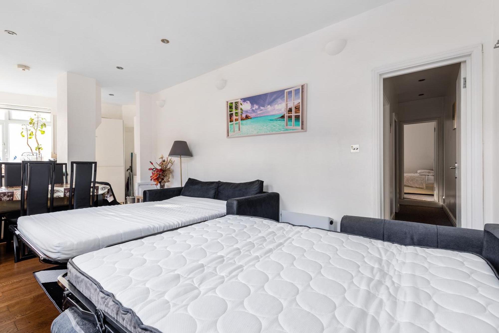Spacious 2 Bed 2 Bath Apartment With Free Parking For 2 Cars And Underground Station Zone 2 For Quick Access To Central London Up To 10 Guests Ngoại thất bức ảnh