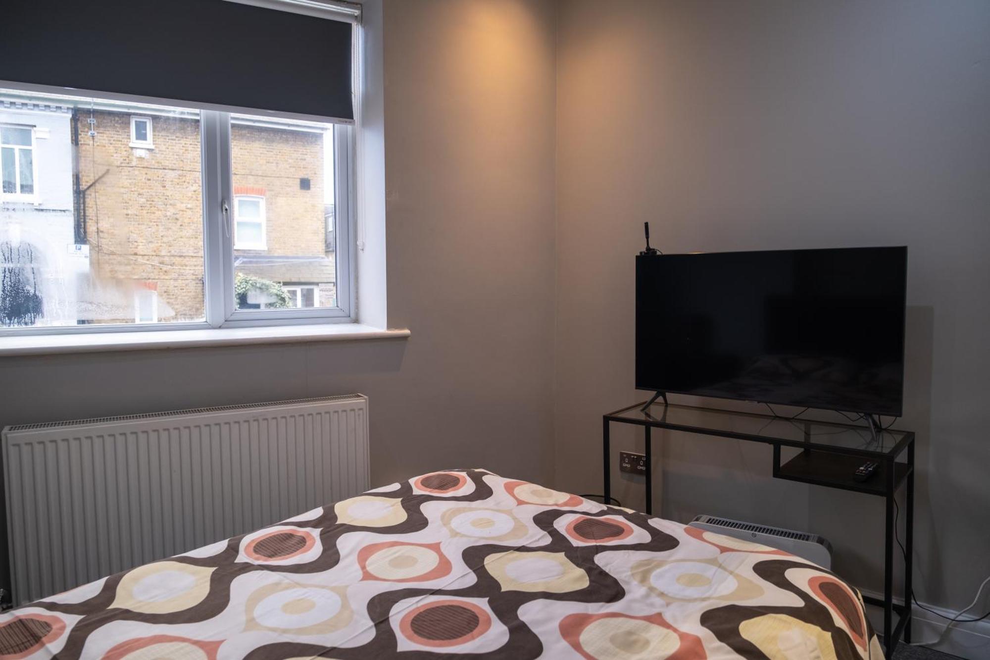 Spacious 2 Bed 2 Bath Apartment With Free Parking For 2 Cars And Underground Station Zone 2 For Quick Access To Central London Up To 10 Guests Ngoại thất bức ảnh