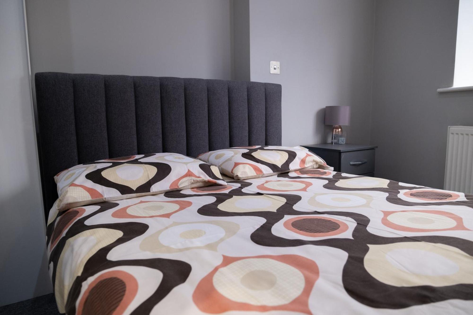 Spacious 2 Bed 2 Bath Apartment With Free Parking For 2 Cars And Underground Station Zone 2 For Quick Access To Central London Up To 10 Guests Ngoại thất bức ảnh