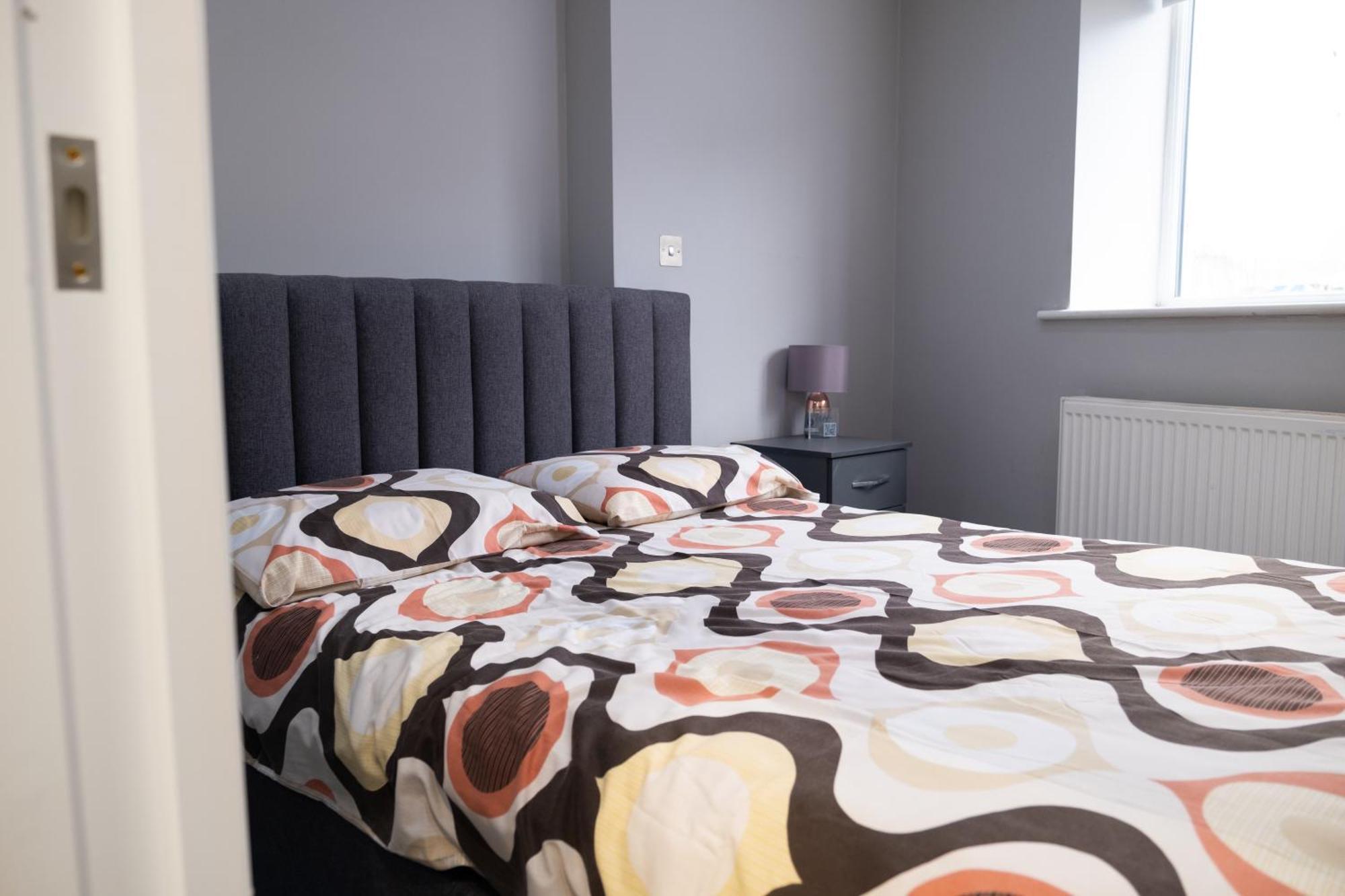 Spacious 2 Bed 2 Bath Apartment With Free Parking For 2 Cars And Underground Station Zone 2 For Quick Access To Central London Up To 10 Guests Ngoại thất bức ảnh