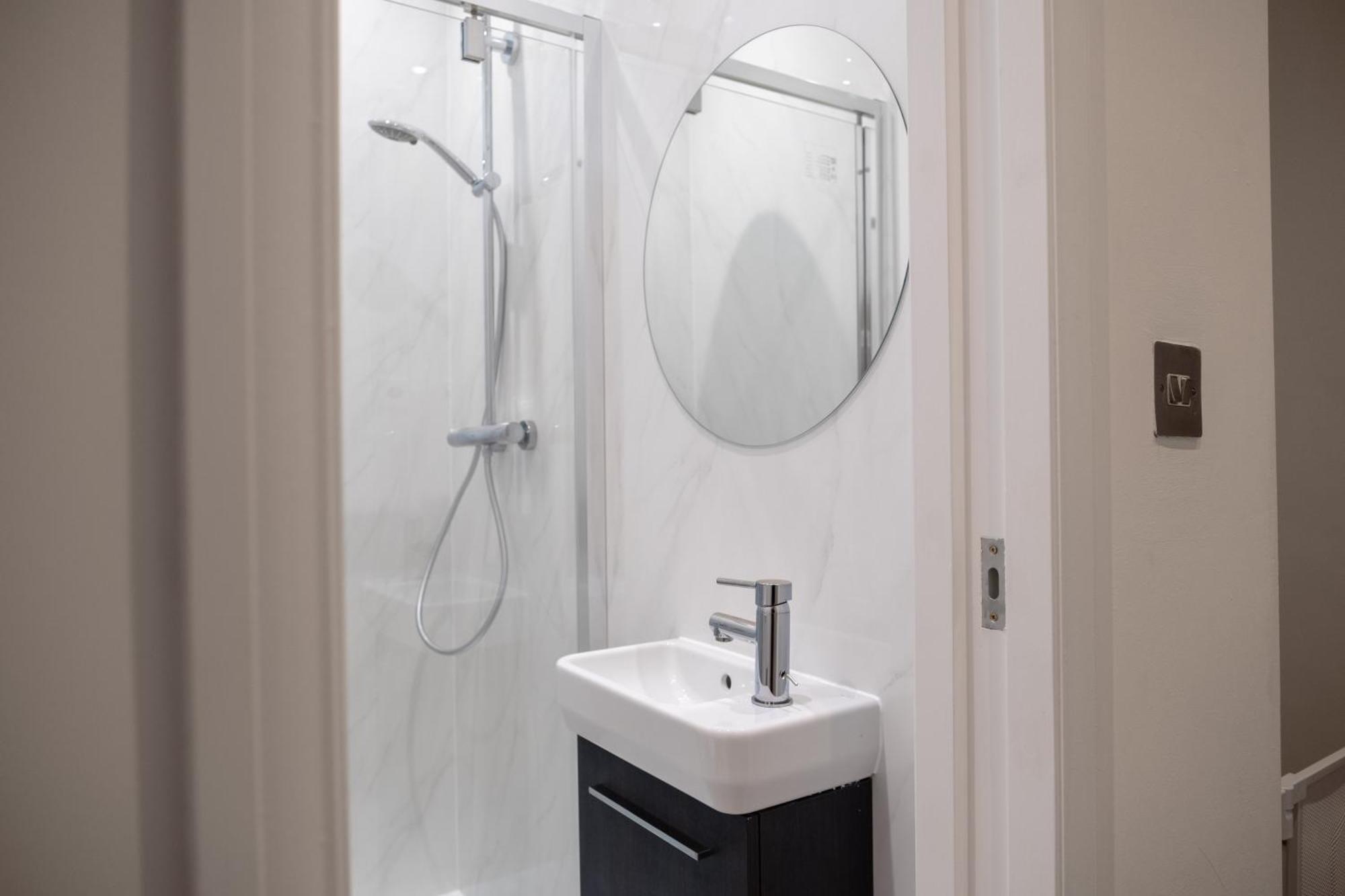Spacious 2 Bed 2 Bath Apartment With Free Parking For 2 Cars And Underground Station Zone 2 For Quick Access To Central London Up To 10 Guests Ngoại thất bức ảnh