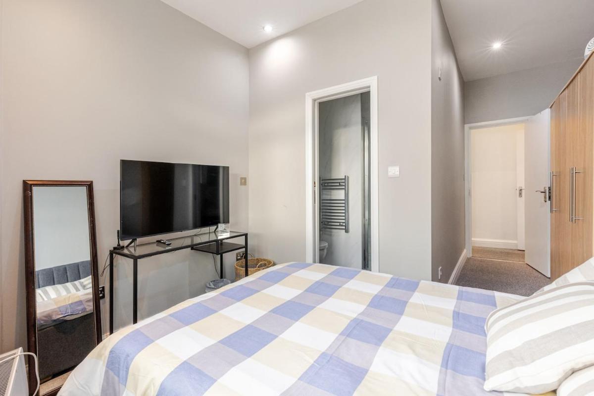Spacious 2 Bed 2 Bath Apartment With Free Parking For 2 Cars And Underground Station Zone 2 For Quick Access To Central London Up To 10 Guests Ngoại thất bức ảnh
