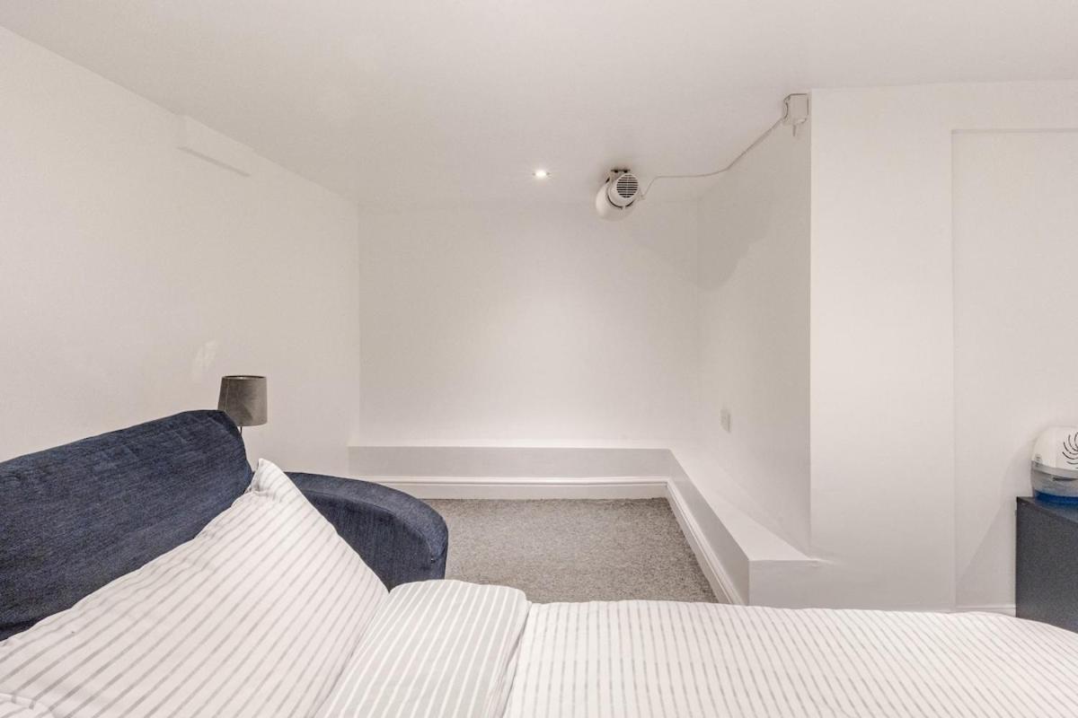Spacious 2 Bed 2 Bath Apartment With Free Parking For 2 Cars And Underground Station Zone 2 For Quick Access To Central London Up To 10 Guests Ngoại thất bức ảnh
