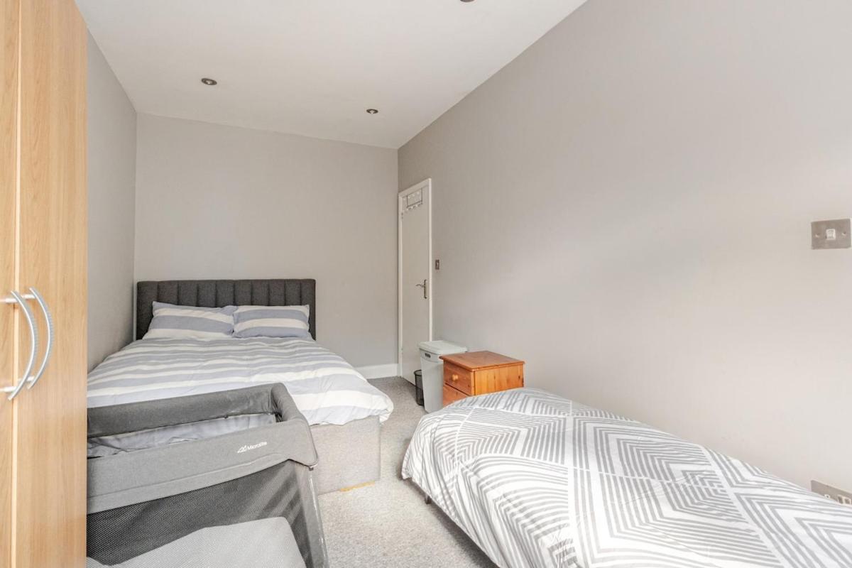Spacious 2 Bed 2 Bath Apartment With Free Parking For 2 Cars And Underground Station Zone 2 For Quick Access To Central London Up To 10 Guests Ngoại thất bức ảnh