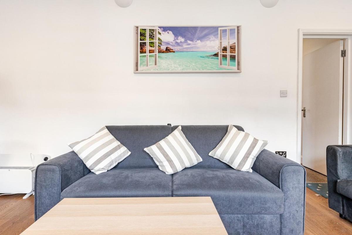 Spacious 2 Bed 2 Bath Apartment With Free Parking For 2 Cars And Underground Station Zone 2 For Quick Access To Central London Up To 10 Guests Ngoại thất bức ảnh