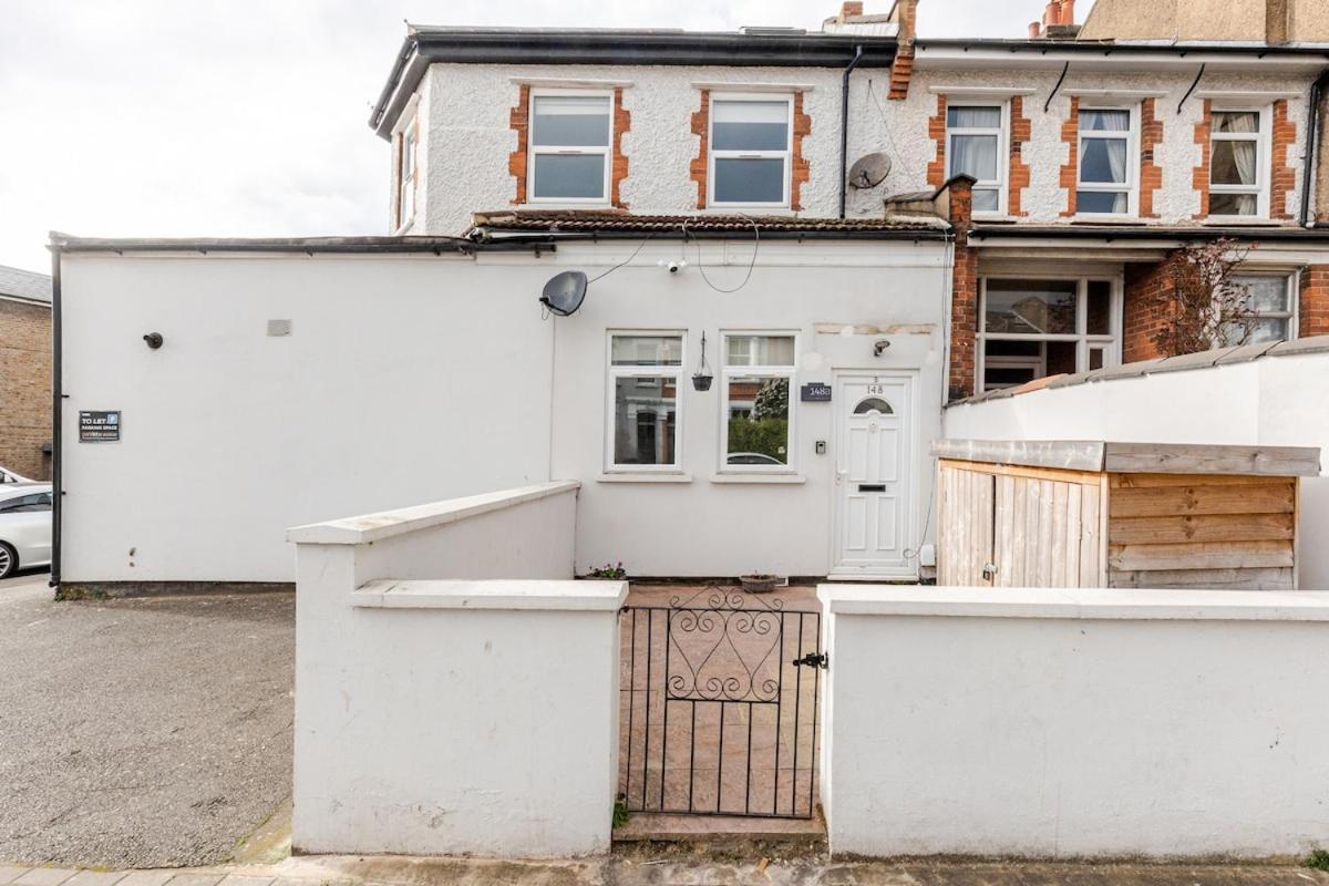 Spacious 2 Bed 2 Bath Apartment With Free Parking For 2 Cars And Underground Station Zone 2 For Quick Access To Central London Up To 10 Guests Ngoại thất bức ảnh